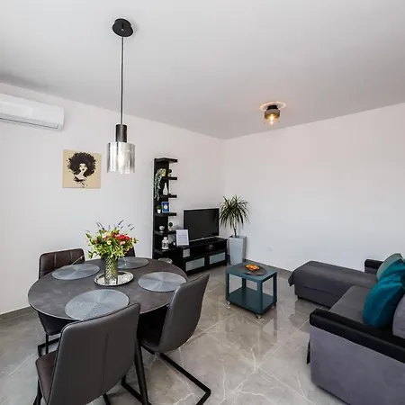 Ujakovic Apartment Kastela